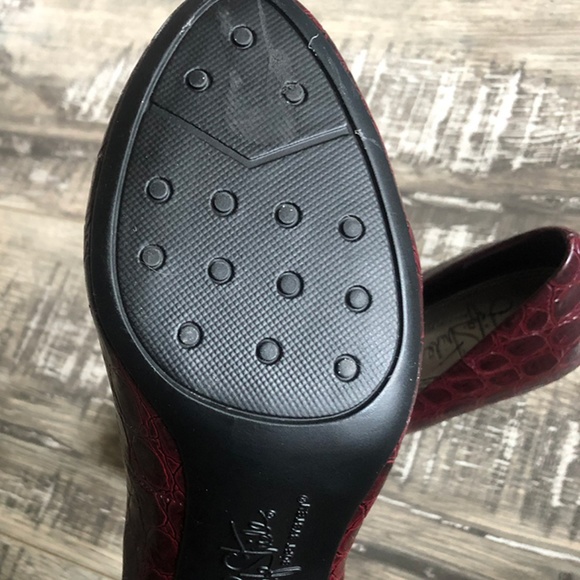 Life Stride Reptilian Pumps in Burgundy 6.5 - Picture 2 of 3